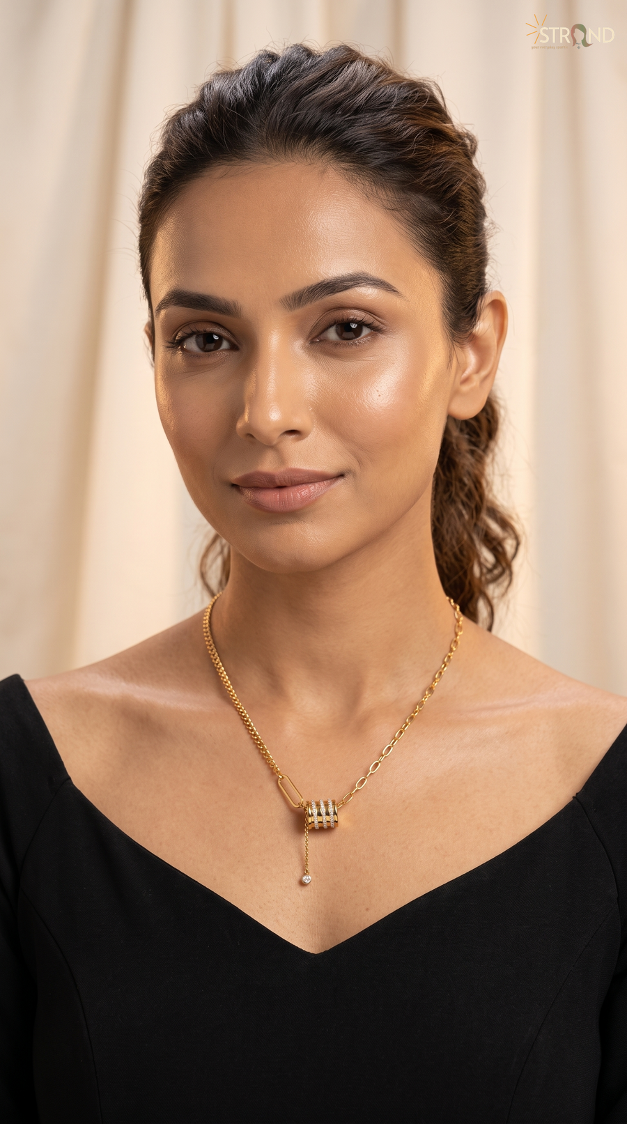 Elegant Gold Pendant Necklace with Pearl