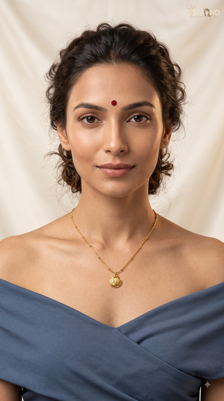Elegant Gold Pendant Necklace